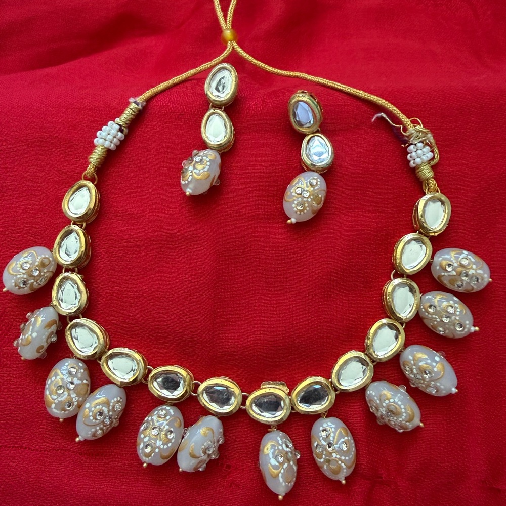 Elegant Gold and Cream Necklace Set